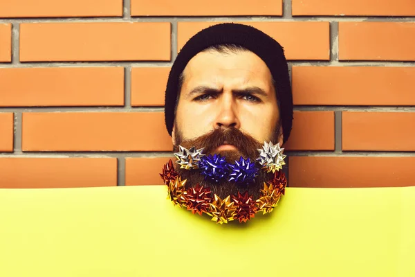 Vousatý muž, brutální běloch seriózní hipster s dárkovými dekoracemi hvězd — Stock fotografie