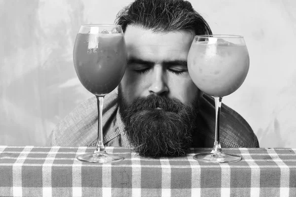 Hister caucasiano bruto com bigode entre coquetéis frescos alcoólicos tropicais — Fotografia de Stock