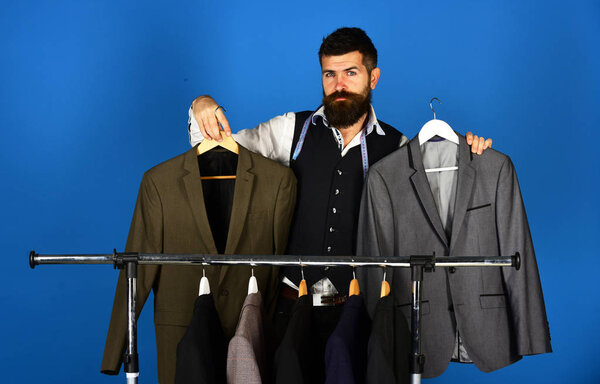 Концепция деловой моды и шитья. Портной с серьезным лицом
