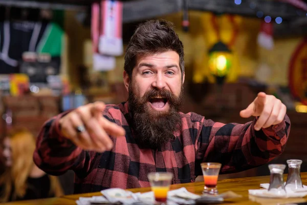 Hipster op gelukkig gezicht in de buurt van schot cocktail. — Stockfoto