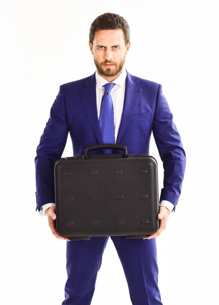 Geschäftsmann mit Bart liefert Aktentasche. Mann im Anzug oder Geschäft — Stockfoto