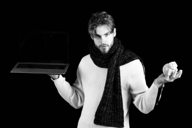 Laptop ve para kutusu olan sakallı adam.