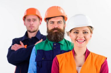 Sert şapkalı kadın ve erkekler takım olarak yakın durun..