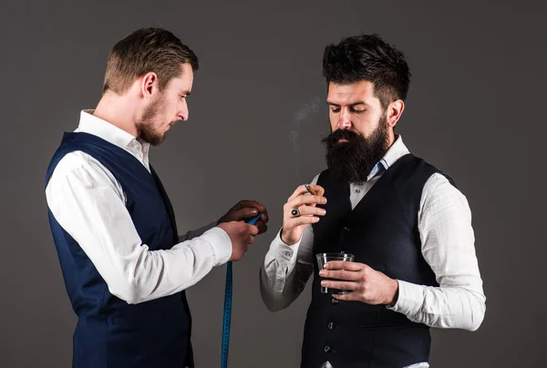 Cliente con barba y cigarro de humo facial estricto —  Fotos de Stock