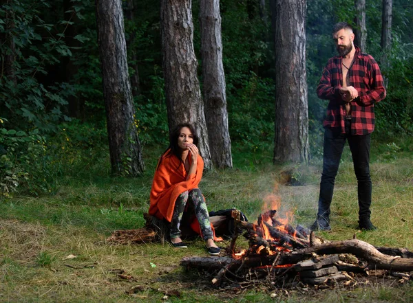 Geri kalan açık, zam, piknik, Barbekü, tatil. Hipster üzgün yüz ile — Stok fotoğraf