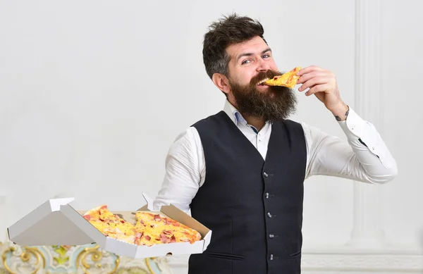 Macho w klasyczne ubrania głodny, posiada plasterek sera pizza, zjada, białe tło. Człowiek z broda i wąsy pole posiada dostarczane z smaczne, świeże, gorąca pizza. Koncepcja dostawy pizzy — Zdjęcie stockowe