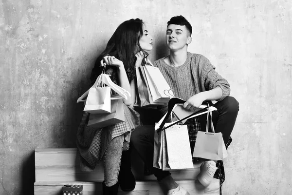 Lyckliga par söt flicka och ung kille med paket — Stockfoto