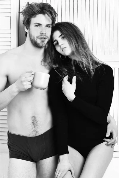 Pár vousatý muž s roztomilé sexy dívka drží pohár — Stock fotografie