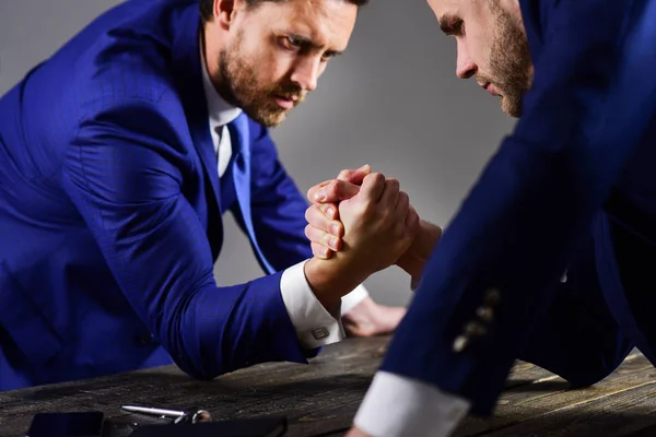 Άνδρες με κοστούμια ή επιχειρηματίες με έντονα πρόσωπα ανταγωνίζονται — Φωτογραφία Αρχείου