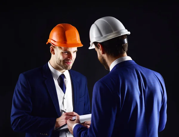 Los contratistas examinan el plan de construcción . — Foto de Stock