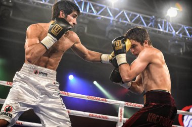 Kimliği belirsiz bir boksörler sıralaması için kavga sırasında halka