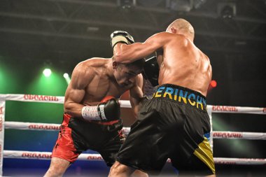 boksörler Ismael Garcia ve Denys Berinchyk içinde belgili tanımlık çalmak