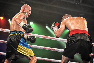 boksörler Ismael Garcia ve Denys Berinchyk içinde belgili tanımlık çalmak