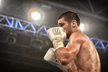 Kimliği belirsiz bir boksörler sıralaması için kavga sırasında halka