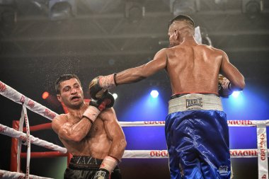 Kimliği belirsiz bir boksörler sıralaması için kavga sırasında halka