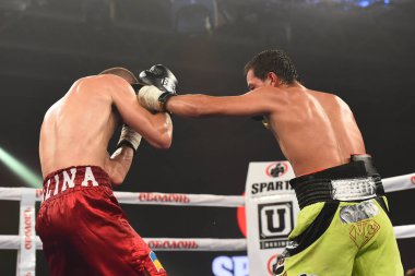 Kimliği belirsiz bir boksörler sıralaması için kavga sırasında halka