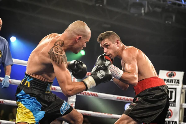 Boxeadores Ismael Garcia y Denys Berinchyk en el ring —  Fotos de Stock