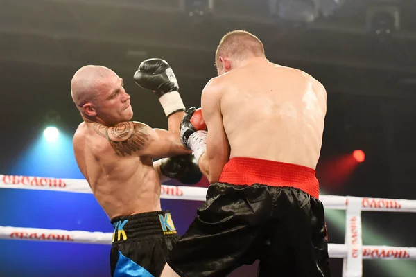 Boxeadores Ismael Garcia y Denys Berinchyk en el ring —  Fotos de Stock