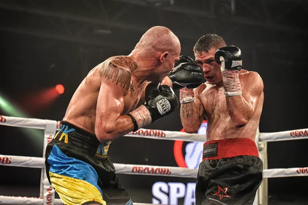 Boxeadores Ismael Garcia y Denys Berinchyk en el ring — Foto de Stock