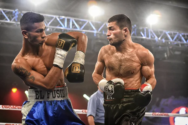 Um boxers não identificados no ringue durante a luta por pontos de classificação — Fotografia de Stock