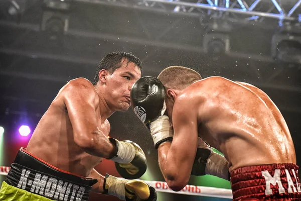 Een niet-geïdentificeerde boksers in de ring tijdens gevecht voor ranking punten — Stockfoto