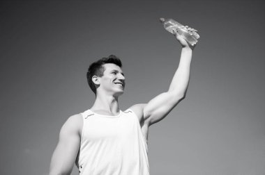 Yeşil tshirt üzerinde mavi gökyüzü gülümseyen atlet