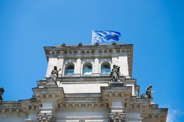 Rüzgar ünlü Reichstag Binası, Alman Parlamentosu (Deutscher Bundestag), koltuk, mavi gökyüzü ve bulutlar, güneşli bir günde Merkezi Berlin Mitte bölgesinde yer alan, ORME sallayarak Avrupa Birliği bayrakları