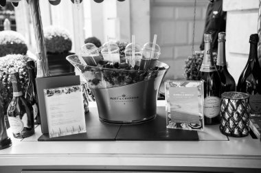 Açık havada arka bina üzerinde sayaç Bar