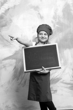 Yazı tahtası veya Şef çocuk ile şapkalı küçük kız cook