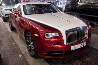 Dubai, Birleşik Arap Emirlikleri - 23 Aralık 2017: Dubai Alışveriş Merkezi'nin yanında lüks araç Rolls Royce Wraith. Rolls Royce ünlü pahalı lüks otomobil markası arabadır