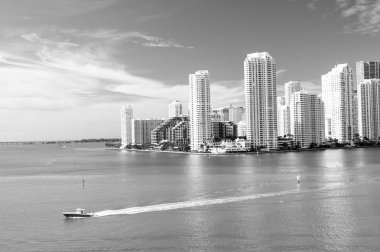 Mavi bulutlu gökdelenli Miami gökdelenlerinin hava manzarası, tekne yelkeni