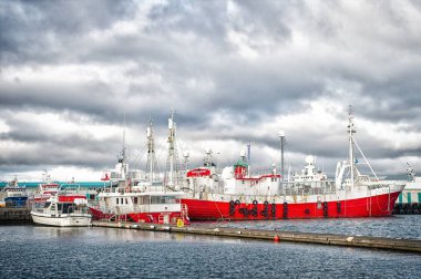 Reykjavik, İzlanda - 13 Ekim 2017: gemilerle liman. Deniz gemi ve tekne üzerinde Clear sky Harbor. Su ulaştırma araçları ve deniz taşımacılığı. Yolculuk tutkusu ya da macera ve seyahat