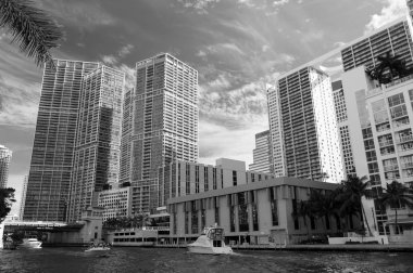 ABD'de mavi gökyüzü arka plan üzerinde downtown Miami manzarası