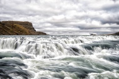 Reykjavik, İzlanda içinde nehir rapids. Su akışı akışı. Su üzerinde bulutlu gökyüzü düşüyor. Hız ve türbülans. Vahşi doğa manzara. Yolculuk tutkusu ve tatil