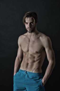 Sporcu seksi gövde ve göğüs. Altı paket ve ab kasları olan adam. Eğitim ve egzersiz etkinlik içinde jimnastik salonu. Atlet şort fit vücut ile. Spor ya da fitness ve welness kavramı, vintage filtre