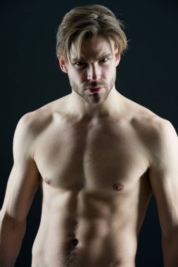 Seksi göğüs ve karın ile vücut geliştiricisi. Sakallı adam atlet ile gövde uygun. Sporcu Haritayı kasları. Egzersiz ve spor salonunda eğitim etkinliği. Spor veya vücut geliştirme ve fitness kavramı