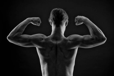 Adam vücut geliştirmeci flex kol kasları. Sığdır gövde, arkadan görünüm ile sporcu. Sporcu Haritayı pazı ve triceps. Egzersiz ve spor salonunda eğitim etkinliği. Güç ve güç kavramı, siyah ve beyaz