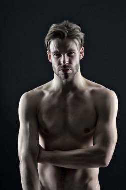 Egzersiz ve spor salonunda eğitim etkinliği. Seksi göğüs ve karın ile vücut geliştiricisi. Adam atlet Sığdır gövde ile. Sporcu altı paketi ve ab kas göster. Spor, welness ve fitness kavramı, vintage filtre