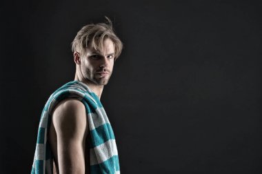 Eğitimden sonra havlu ile atlet. Fitness sporcu şort Sığdır gövde ile. Kas göğüs ve karın seksi adam. Spor ve sağlık. Hijyen veya sağlık ve welness kavramı, vintage, kopya alanı