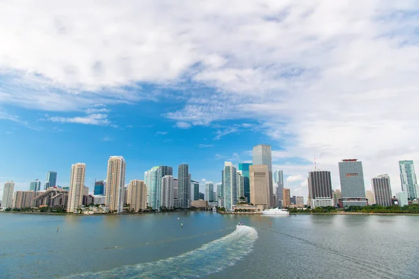 Flygfoto över Miami skyskrapor med blå molnig himmel, båt segel — Stockfoto