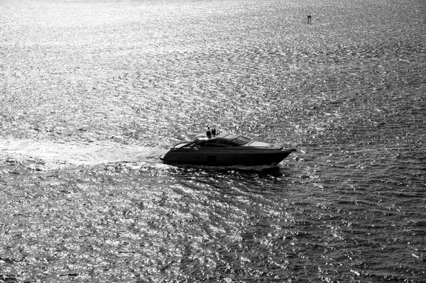 Bateau naviguer sur les vagues d'eau de mer argentée à Miami, États-Unis — Photo