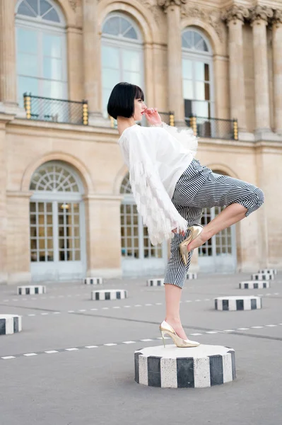 Mujer turista visitando París en Francia al aire libre — Foto de Stock