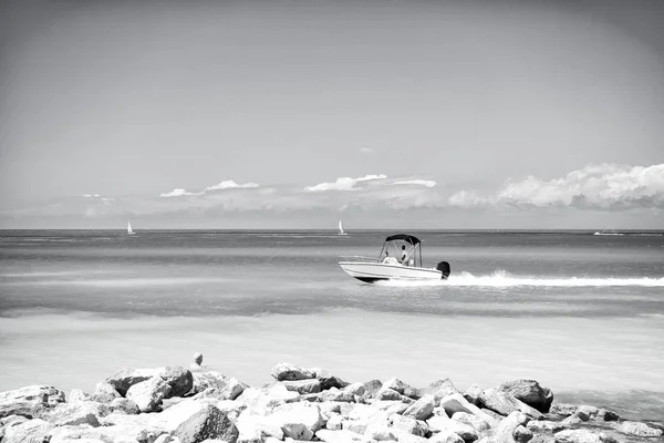 Motorbåt flyter snabbt på azurblå havet vatten — Stockfoto