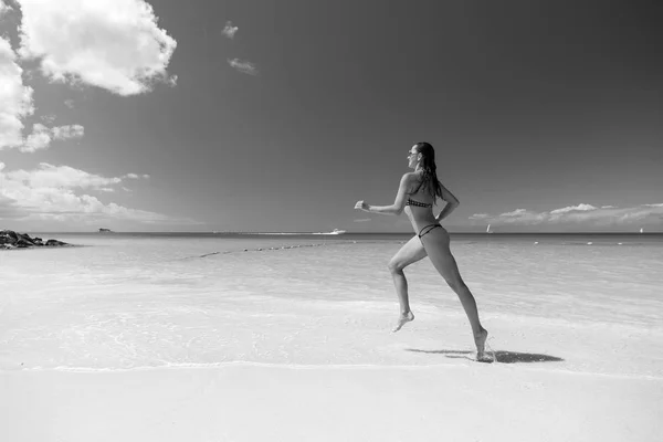 女の子でセクシー水着で海のビーチで実行 — ストック写真