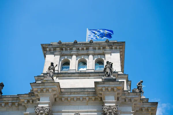 Powiewają na wietrze słynnego budynku Reichstag, siedzibę Parlamentu niemiecki (Deutscher Bundestag), w słoneczny dzień z blue sky i chmury, dzielnicy Berlin Mitte Germa flagi Unii Europejskiej — Zdjęcie stockowe