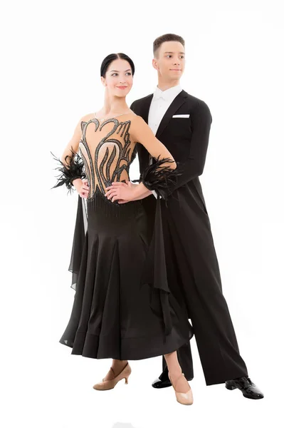 Pareja enamorada posando aislada en blanco. Un par de bailarines de salón de moda. Mujer sexy en vestido negro y hombre confiado en esmoquin. Concepto de San Valentín. Fecha de amor o propuesta y familia — Foto de Stock