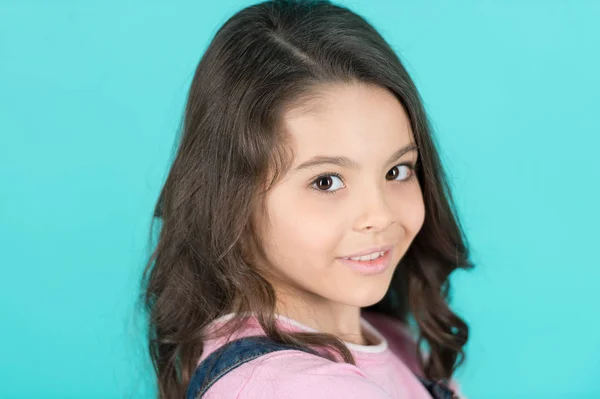 Μικρό κορίτσι χαμόγελο με νεανική όψη δέρματος, περιποίηση προσώπου — Φωτογραφία Αρχείου