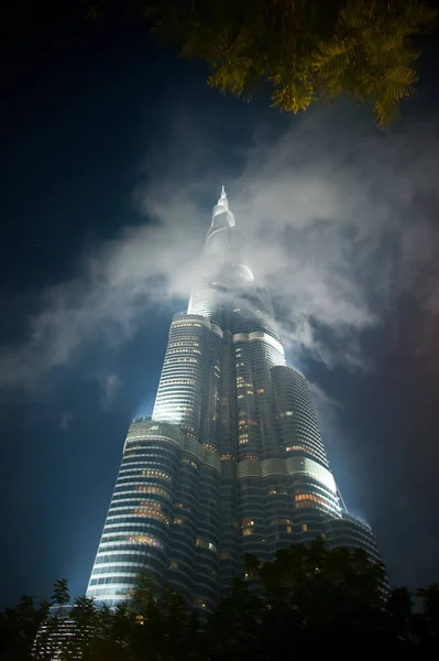 Burj khalifa in de nacht en de smog. Burj khalifa is het hoogste gebouw ter wereld, Downtown op 24 december 2017 in Dubai, Verenigde Arabische Emiraten — Stockfoto