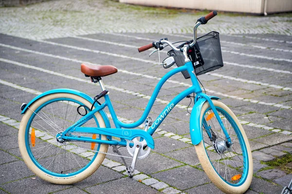 Reykjavik, Islandia - 12 de octubre de 2017: bicicleta azul con cesta. Bicicleta en estacionamiento. Transporte y transporte. Viajes aventura y descubrimiento — Foto de Stock