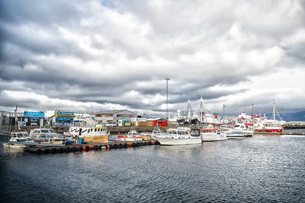 Reykjavik, Islandia - 13 de octubre de 2017: yates en el muelle del mar en el pequeño pueblo. Barcos de vela en la costa en el cielo nublado. Transporte de agua y viajes por mar. Vacaciones o ansia de viajar y viajar — Foto de Stock